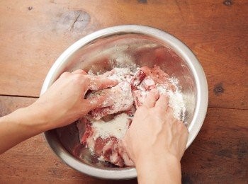 step1: 將豬排骨與<span class="group_2">A</span>放入調理缽中充分揉捏，靜置10分鐘左右醃漬入味，再裹上低筋麵粉。