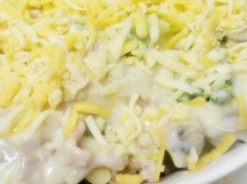 step5: 白醬上面加入乳酪/起士/Cheese。放入已預熱230度烤箱裡烤15～20分鐘（乳酪Cheese成金黃色即可）。