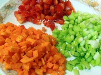 step2: 紅甜椒.青花菜心.紅蘿蔔切丁.美生菜切絲
