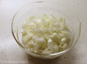 step3: 洋蔥切小粒備用。
