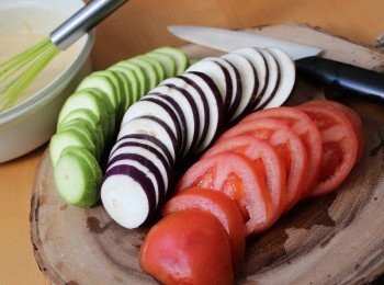 step5: 翠玉瓜、茄子及蕃茄洗乾淨後抹乾切片