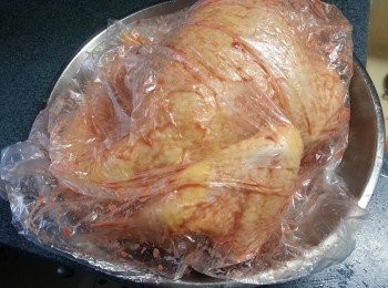 step2: 將醃好雞隻用食物袋裝起,放入雪櫃醃一晚待入味