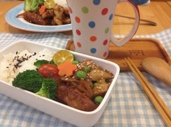 step4: 雖然是一個主菜，但是加上一點繽紛的小小配菜再夏天就是一道非常下飯的便當菜喔^^