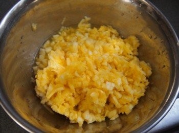 step1: 鳯梨浸完鹽水後切碎