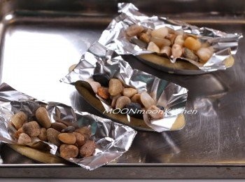 step10: 在撻模上放上錫紙及石春或多放一個細號之撻模。