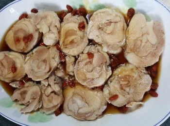 step14: 將雞卷平放在碟中,舖上杞子,再淋上已經溶了糖的紹興酒及魚露,再用保鮮紙包起放入雪櫃雪4小時以上待雞卷入味即可食用