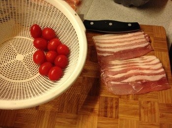 step2: 車厘茄洗淨，煙肉片切一半分成10小塊