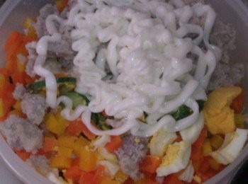 step9: 將一條原味有機沙拉全部擠入沙拉盆中攪拌均勻