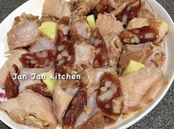 step1: <a href="https://bit.ly/3zHU5V3" target="_blank" data-keyword="雞翼" class="guide-link"><strong>雞翼</strong></a> <span style="display:inline-block;vertical-align:middle;margin-top:-3px;color:initial;border-radius:3px;padding:2px 3px;font-size:12px;line-height:14px;background:#87d300;color:#fff;">即買</span> 斬半醃數小時，放上切片臘腸及薑片。中火蒸9分鐘即可，雞肉滑一滑。