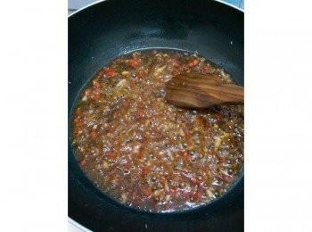 step4: 因為有蜜糖的關係，所以只要稍微熱一下就會起泡出現濃稠的狀態，這時候就把瀝乾油份的雞肉倒進去