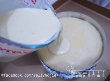 step3: 1)　淡忌廉打至起勾備用。
2)　蛋黃加砂糖拌勻，隔熱水打至至幼滑。
3)　加入Mascarpone cheese攪打拌勻。
4)　加入已打起的淡忌廉拌勻。
5)　魚膠片浸軟，加水隔熱水拌勻至溶化，芝士糊內拌勻。
6)　完成後倒入蛋糕模中，放雪櫃冷藏，這層不用焗
7)　冷藏完成後脫模，整個蛋糕抹上一層薄薄的軟芝士糊，撒上蛋糕碎即成。