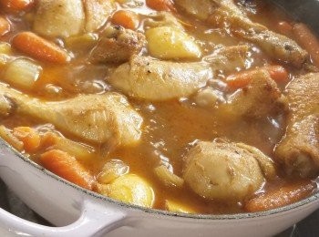 step6: 隨後將雞下脾加入,加蓋炆煮十分鐘即可。