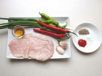 step1: 準備所有材料。將辣椒都切碎,蒜頭切末,青蔥切成蔥花