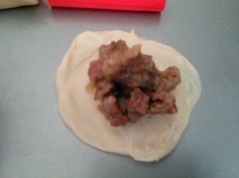 step13: 然后擀成圆薄片，新手们可以在面薄片的周园涂一层水， 让它比较容易粘合收口。