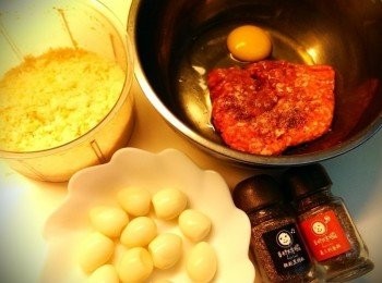 step1: 將鴳鶉蛋煮熟後,包入混合所有調味料的絞肉中再用面包粉沾外層