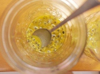 step1: 取一容器將百香果切開挖出果肉和果汁~~ 倒入蜂蜜一起攪拌均勻!!!! 在杯中分別倒入2大匙~~~
