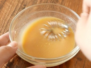 step2: 把味噌、日式料理酒、味醂、日本豉油和糖拌勻成醬汁。