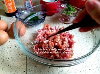 step4: 豬肉碎放入大碗內加入<span class="group_3">醃料</span>拌勻靜待30分鐘