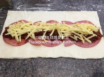 step6: 酥皮上放上4片salami腸，適量的洋蔥茄醬和Mozzarella 芝士，然後準備少許牛奶備用。