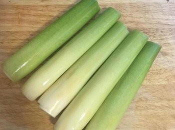 step1: 煮滾一鍋熱水；將新鮮皎白筍除尾部的空殼部位（可用手捏捏看，就可以找到筍尖的位置喔），接著清洗乾淨