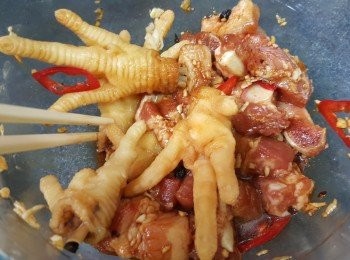 step4: 倒入鳳爪，撈勻腌20分鐘