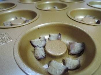 step5: 模子上先塗上一層油，然後將栗子剝碎放入