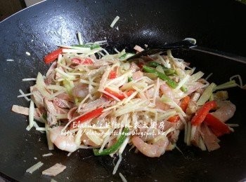 step7: 再加入銀芽 , 韭黃 , 蝦仁拌勻炒至蝦仁轉色