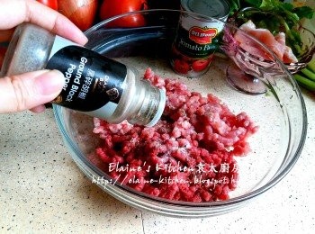 step1: 免治牛肉碎及豬肉碎放入大碗內加少許鹽 , 黑胡椒碎拌勻靜待30分鐘