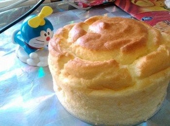 step7: 蛋糕糊倒入烤模內.用筷子或其他器材在蛋糕糊上畫出螺旋狀（我用刮棒尖端畫的）烤出來會變成漂亮的玫瑰花造型唷^^