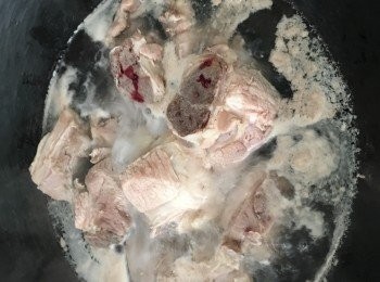 step4: 煲一小鍋水，沸騰後加入豬筒骨，滾後將煮多5分鐘，關火，洗淨血水待用