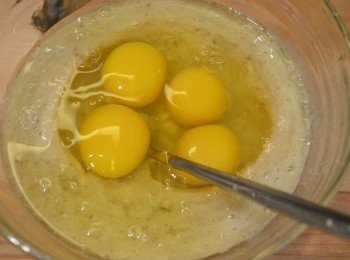 step2: 將香蕉切片用叉子壓成糊狀，加入蛋充分拌勻成香蕉蛋糊漿。