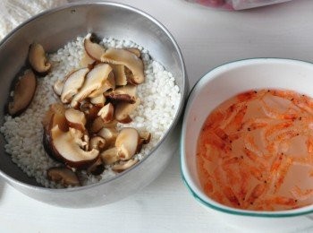 step1: 備料:圓糯米；乾香菇泡水軟化後切細片(香菇水勿倒掉)、乾櫻花蝦泡水沖洗一下即可