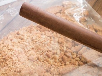 step2: 撻底做法 1：把消化餅放入密實袋中封好，用硬物完全打碎。