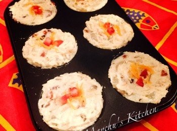 step7: 趁熱先拌入已炒香的材料，然後拌入已攪勻的粉漿，拌勻後將蘿蔔糊注入已掃薄油的模具內，在糕面均勻鋪上裝飾用的臘腸和乾瑤柱。用100度蒸45分鐘，至牙簽插入取出後沒有粉漿黏著即可。