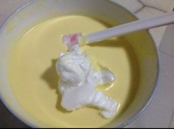 step7: 從冰箱取出打發的蛋白，分3、4次加入到攪拌好的淡奶油中，加一次拌勻一次，直至全部拌勻即可。
