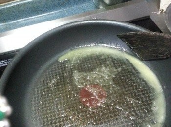 step8: 用平底鑊先用牛油起鑊煮溶牛油