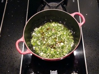 step6: 入芝麻香油做提味,如有鴨油或雞油,加入少許...可讓蔥醬的味道更香喔!