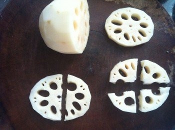 step2: 蓮藕去皮切厚片再切塊（如圖）