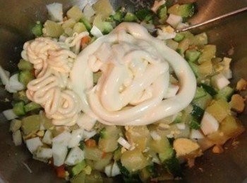 step4: 等馬玲薯降溫後，把小黃瓜、蛋丁倒進去ㄧ起混勻～用鹽和黑胡椒先<span class="group_2">調味</span>拌勻。接著放入甜味沙拉醬和日式美奶滋，拌勻、試吃、調整<span class="group_2">調味</span>即完成。