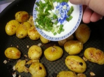 step9: 最後加入蔥粒炒勻即可