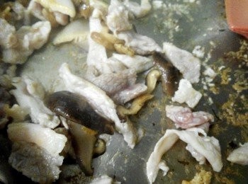 step3: 熱鍋下少許油，炒香肉絲、蝦米、香菇絲。