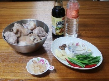 step1: 先準備好所需<span class="group_1">材料</span>，如照
茶葉運用~(紅茶ˊ烏龍茶ˊ皆可)

醬油因品牌不同，鹹度也不同，所以水量要適時調整喔~