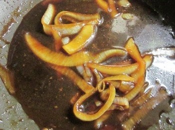 step2: 續放洋蔥絲煮到變軟