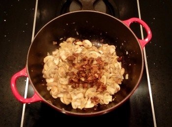 step9: 當磨菇炒至焦糖化時,加入切碎的牛肝蕈菇炒出香氣,牛肝蕈菇具有蕈菇類獨特迷人的風味,加入少許的牛肝蕈菇會讓蘑菇醬整體風味大大加分!如果沒有牛肝蕈菇,也可以用品質優的本土乾香菇來替代,尤其浸泡過的蕈菇水更是精華所在。