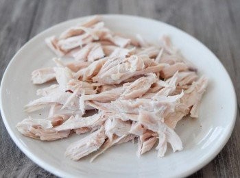 step1: 先將雞肉用手撕成絲，備用