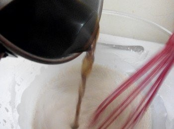 step2: 3. 用水180毫升 煮溶黃糖。先把小碗放好，再把水煲滾。
4.拌勻粉漿後，把煮滾的糖水加入粉漿，拌勻。