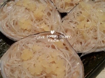 step4: 把浸軟瀝乾水的粉絲和蒜蓉放貴妃蚌上，用大滾水蒸3-4分鐘，熄火