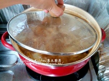 step7: 盛起面上的泡泡去掉 , 用中火煲15分鐘後蓋上蓋轉慢火先煲1小時 (期間小心滾瀉)