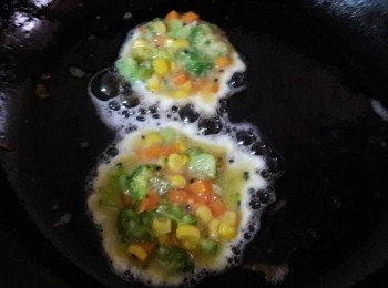 step6: 平底鍋中加入一湯匙油燒熱 , 用湯匙把蛋漿舀進去