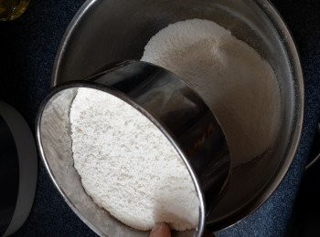 step5: 將低筋麵粉過篩